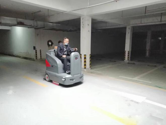 泸州小区物业保洁不用人力改用驾驶式洗地机了